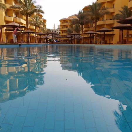 British Resort Pool View Apartments Gurdaka Kültér fotó