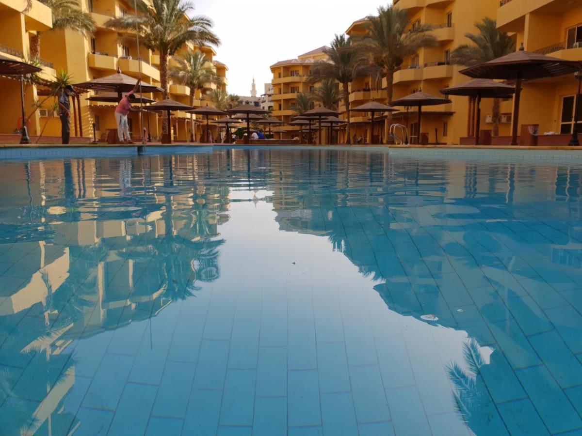 British Resort Pool View Apartments Gurdaka Kültér fotó