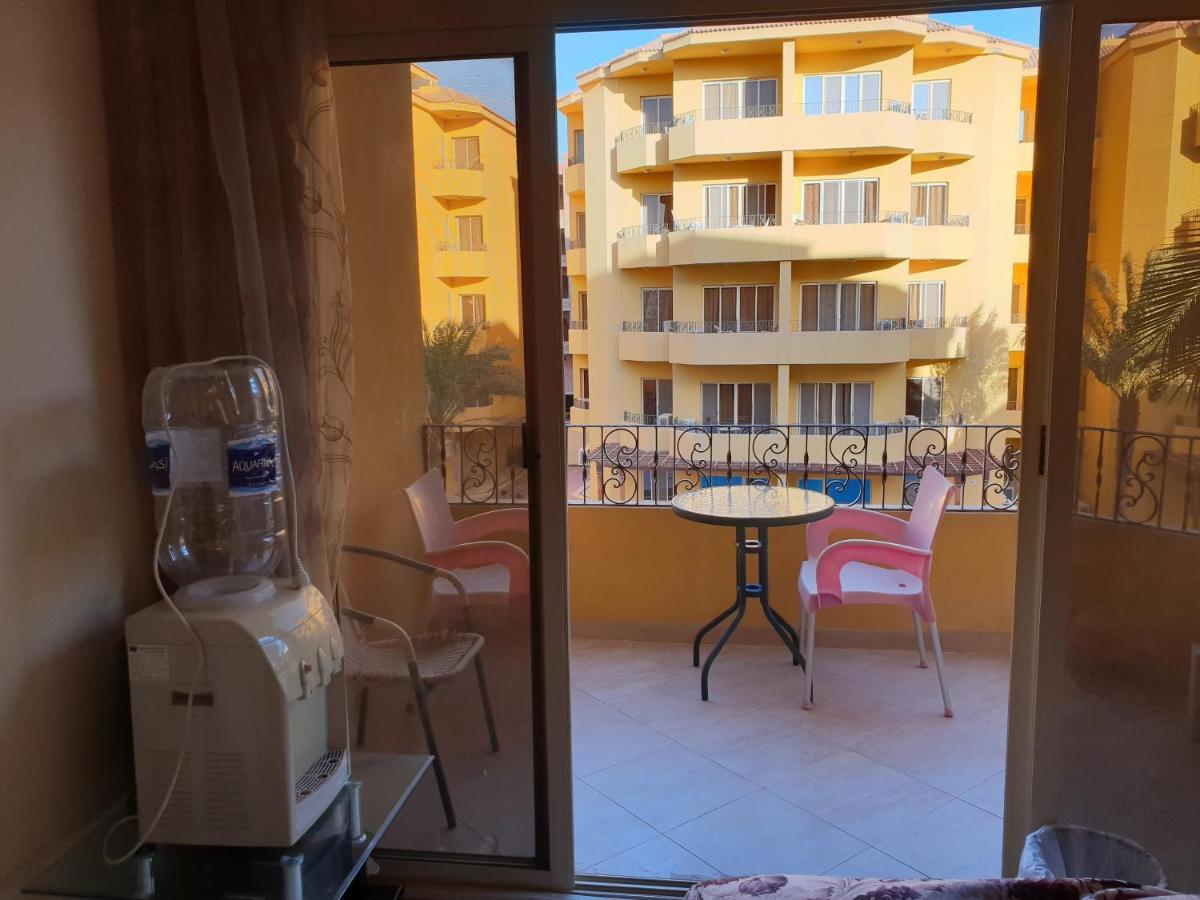 British Resort Pool View Apartments Gurdaka Kültér fotó