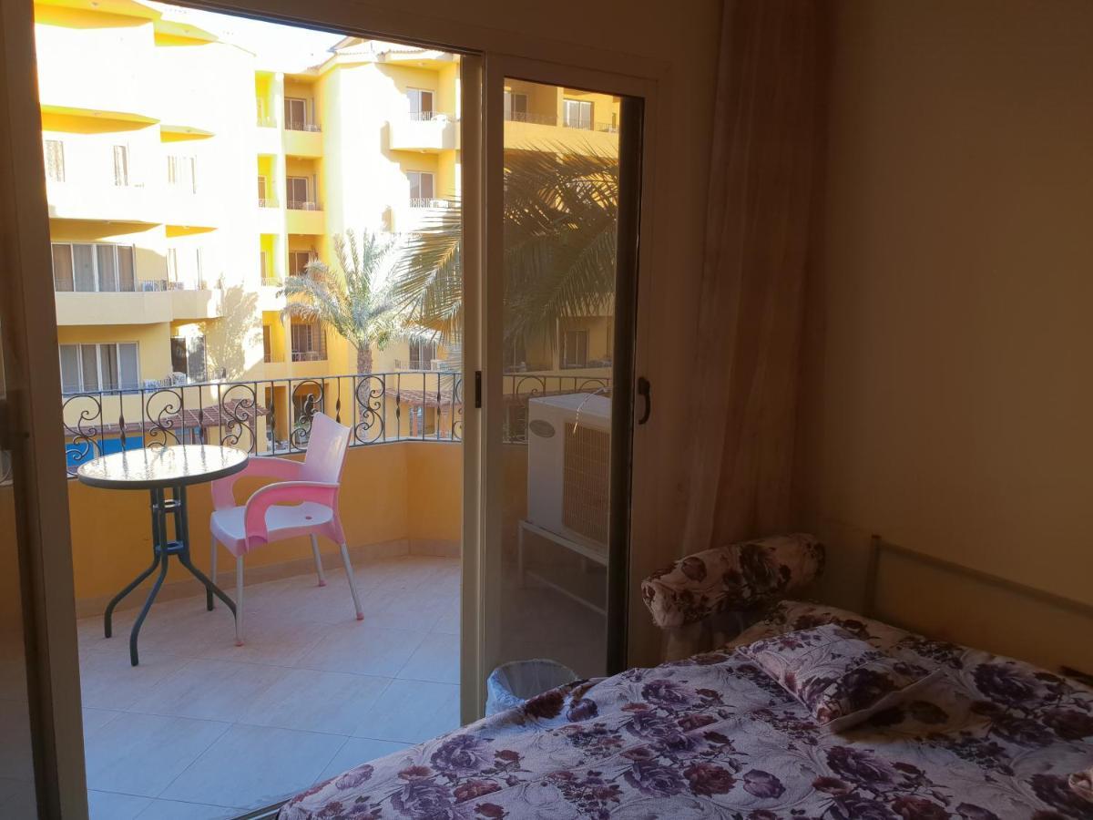 British Resort Pool View Apartments Gurdaka Kültér fotó