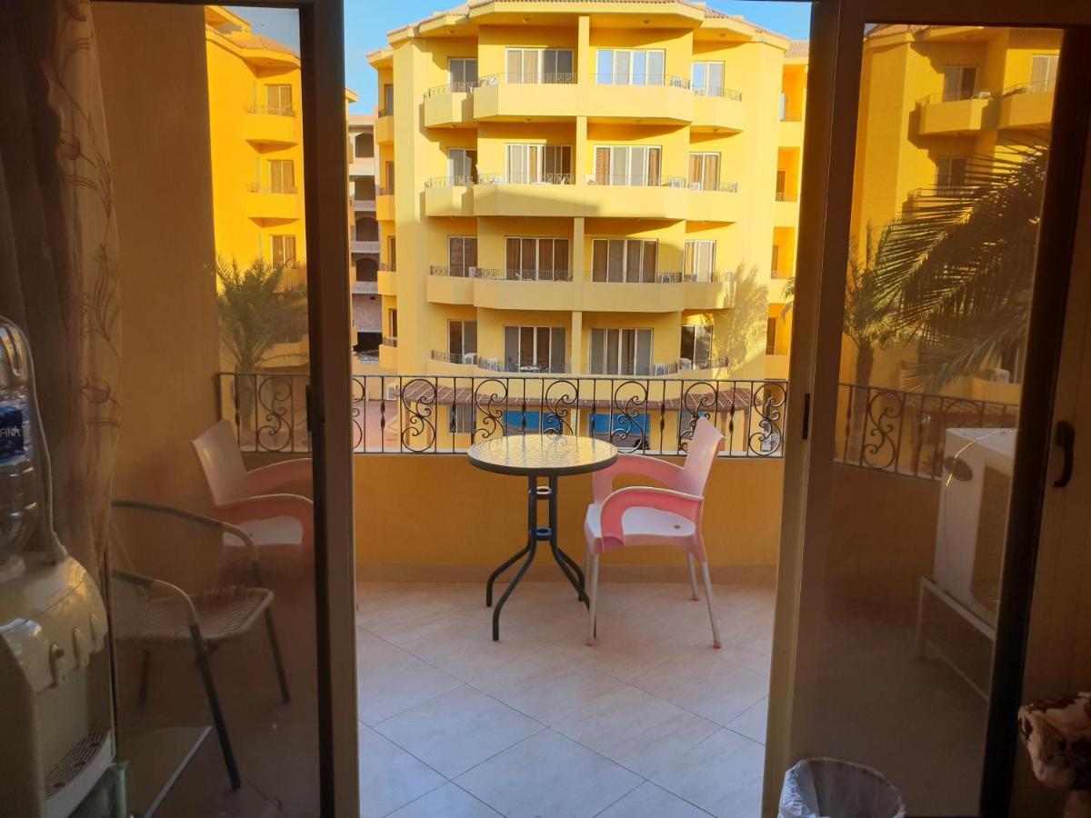 British Resort Pool View Apartments Gurdaka Kültér fotó