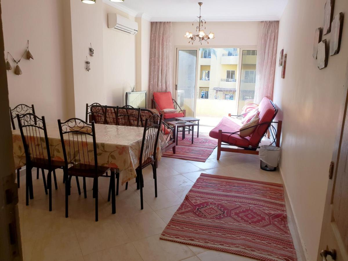 British Resort Pool View Apartments Gurdaka Kültér fotó