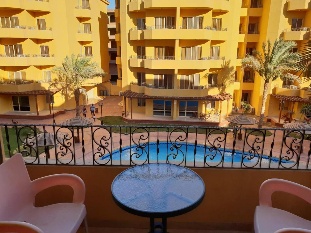 British Resort Pool View Apartments Gurdaka Kültér fotó