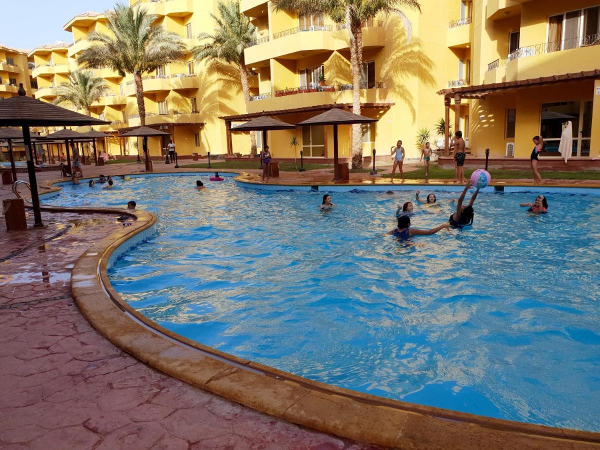 British Resort Pool View Apartments Gurdaka Kültér fotó