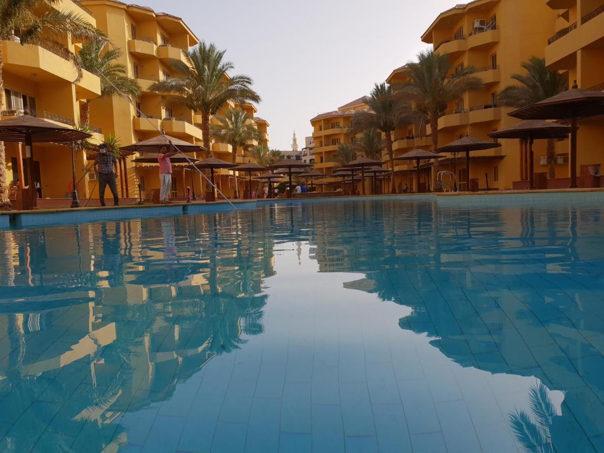 British Resort Pool View Apartments Gurdaka Kültér fotó